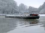 GMS Santa Monika  ENI 04030760 - L 67m - B 8.20m - Tg 2.35m - T 877 - PS 460-SKL - Bj 1961 in Boizenburg./ Gemeldet in Kln/D. Hier fhrt die ehemalige Nnchritz im winterlichen Bergeshvede in den MLK. Am 17.12.2010.