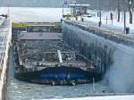 GMS Harmonie - 04804310 - L 80m - B 9.05m - Tg 2.50m - T 1168 - PS 900-Deutz - Bj 1946 in Millingen./ Gemeldet in Duisburg/D. Hier bei eisgang in der DEK-Schleuse Rodde am 29.12.2010.