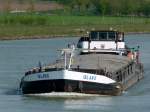 GMS Island - 04015700 - Lnge: 77 m - Breite: 8 m - Tiefgang: 2,62 m - Tonnage: 910 T - PS 670-Deutz - Bj 1910 in Boizenburg bei F. C. Lemm Schiffswerft. Gemeldet in Tangermnde/D. Hier fhrt die 101-jhrige!!!  Island am 18.04.2011 in Birgte zu Tal.




