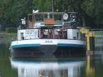 GMS Aqua - 04601510 - Lnge: 67,00 m - Breite: 8,00 m - Tiefgang: 2,31 m - Tonnage: 856 t - PS 600-MAN - Bj 1910 bei J.G. Hitzler in Boizenburg - Gemeldet in Halberstedt/D. Hier whrend der Wochenendruhe vor der kleinen Schleuse Gleesen.