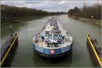 Die 2009 gebaute PACO (ENI 02333135) steuert am 22.03.2014 auf dem Dortmund-Ems-Kanal zu Berg die große Schleuse Bevergern an. Dieses in Fleestedt (Niedersachsen) gemeldete TMS ist 86 m lang, 9,6 m breit und hat eine Tonnage von 1.598 t.