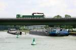 Schiffsbegegnung im Dortmund-Ems-Kanal an der B 481 am 12.05.2018. TMS Bernd Deymann (04807160) fuhr Richtung Nasses Dreieck und das GMS Altmark Richtung Schleuse Münster. 