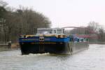 TMS  BURMESTER 100  (ENI 04813340 , 84,96 x 9,60 m) am 25.03.2025 auf dem  DORTMUND-EMS-KANAL  zu Berg zw. den Schleusen Altenrheine und Rodde.