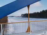 Ein  zweigeteilter  Durchblick auf den Mittellandkanal oder  Elbe-Havel  Kanal hier bei Niegripp / Burg. Der eisige Winter 2010 hat den Kanal schon lange in  seine Arme  genommen. es ist zu befrchten, das dieser vereiste Zustand noch lange dauern wird ... Das Motiv entstand auf einer schmalen neuerbauten Brcke eines Seiten-Waldweges nach Burg.