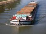 Das Motorschiff   Dreiklang   beim Holztransport auf dem Elbe Havel Kanal bei Niegripp .( 06.05.2007 )