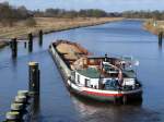 Das mit Kies beladene polnische Binnenfrachtschiff INA, Ozimek (ehem. Malapene, Oberschlesien) hat die Donnerschleuse passiert;  Elbe-Lübeck-Kanal, 21.03.2010
