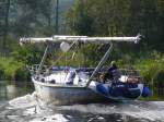 Nachschuss auf das Kielboot  Hoppetosse  mit aufwndiger Befestigung fr den gelegten Mast; Elbe-Lbeck-Kanal, 04.10.2010
