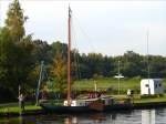 Segelschiff (Einmaster) mit Auenschwertern - Oldtimer oder Eigenbau?; Elbe-Lbeck-Kanal bei Siebeneichen; 04.10.2010
