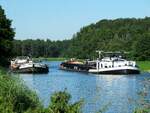 Schiffsbegegnung im  ELBE-LÜBECK-KANAL  am 01.09.2021 bei Kählstorf. GMS  STELLA MARIS (04601680 , rechts im Bild) fuhr zu Tal , das GMS  STECKNITZ  (04014480) zu Berg.