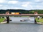 Am Hochwasserschutztor Artlenburg kommt von der Elbe in den Elbe-Seitenkanal das Tankschiff ALNA; 18.05.2009  