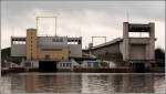 Schleuse Uelzen I (rechts m Bild) ist seit 1976 im Einsatz. Sie hat drei offene, terassenfrmig angelegte Sparbecken an ihrer rechten Seite mit einem Wasserverlust von 40 %. Die Schleuse Uelzen II wurde im Dezember 2006 dem Verkehr bergeben. Sie hat links und rechts der Schleusenkammer jeweils vier bereinander liegende Sparbecken bereinander und kann damit den Wasserverlust auf 30 % bei jeder Schleusung begrenzen. Die Schleusen haben eine Hubhhe von 23,00 m. Aufnahmedatum: 06.01.2007