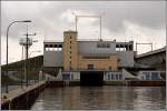 Die Schleuse Uelzen II am Elbe-Seitenkanal wurde im Dezember 2006 offiziell dem Verkehr bergeben. Mit ihren links und rechts der Schleusenkammer jeweils vier bereinander angebrachten Sparbecken kann sie 70 % des Wassers sparen. Sie ist auf 1.350 t-Schiffe ausgelegt und hat eine Hubhhe von 23 m. Aufnahmedatum: 06.01.2007