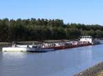 Scheint vollgebunkert zu sein, so tief wie es im Wasser liegt, das Tankmotorschiff DETTMER TANK 51, Bremen (04014550) L 85m , B 9m , T 1326 ton auf dem Elbe-Seitenkanal in Richtung Mittellandkanal;