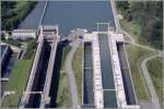 Schleuse Uelzen I (links) und II am Elbe-Seitenkanal aus sdlicher Richtung. Bei der Schleuse Uelzen II sind die Sparkammern links und rechts der Schleuse bereinander angeordnet. Bei der lteren Schleuse Uelzen I sind die Sparkammern seitlich und terassenfrmig angeordnet. 20.08.2011. Weitere Infos: http://www.wsa-uelzen.wsv.de/wasserstrassen/bauwerke/index.html