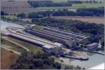 Schleuse Uelzen I (hinten) und II am Elbe-Seitenkanal aus nordstlicher Richtung. Schleuse Uelzen I wurde 1976 in Betrieb genommen, Schleuse Uelzen II kam Ende 2006 hinzu. Die Schleusen bewltigen eine Hubhhe von 23 m. 20.08.2011. Weitere Infos: http://www.wsa-uelzen.wsv.de/wasserstrassen/bauwerke/index.html
