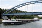Das Gtermotorschiff RODDE (Euronummer 4001510) am 24.06.2006 auf dem Elbe-Seitenkanal bei Wittingen. Das Schiff ist in Ihlow beheimatet, 80 m lang und 8,2 m breit.