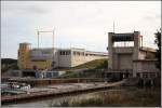 Die Schleuse Uelzen II (links) des Elbe-Seitenkanals steht kurz vor ihrer Fertigstellung. Derzeit luft der Probebetrieb. Ihr Bau war erforderlich, weil die 1976 erffnete Schleuse I (rechts) bereits seit einigen Jahren schwchelt und das Verkehrsaufkommen seit der deutschen Vereinigung stark zugenommen hat. Aufnahmedatum: 22.10.2006