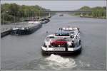 Tankmotorschiff CHRISTOPH verlsst am 07.05.2006 die Schleuse Uelzen I des Elbe-Seitenkanals whrend im Vorhafen die Frachtschiffe ELBE und PEUTE 2 auf die Bergschleusung warten.