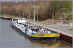 Tankschiff ASTERODE (Euronummer 2323028) wartet am 13.04.2008 im unteren Vorhafen auf die Bergschleusung in der Schleuse Uelzen II des Elbe-Seitenkanals. Die ASTERODE ist 85 m lang, 9,5 m breit und hat eine Tonnage von 1806.
