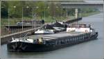 Das Frachtschiff ELBE (Euronummer 4801230) legt am 07.05.2006 im unteren Vorhafen der Schleuse Uelzen des Elbe-Seitenkanals vor der PEUTE 2 an. Die ELBE wurde 1926 als Schleppfrachtschiff unter dem Namen THELI gebaut. 1092 erfolgte der Umbau zum Motorfrachtschiff. Seit 2002 erfolgte die Umbenennung in ELBE. Sie ist 80 m lang, 9,50 m breit und hat eine Tonnage von 1414 t.