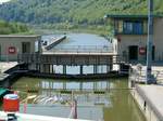 Blick von Fahrgastschiff in der Kammer der Schleuse Riedenburg auf das Unterwasser am 02.05.2005.