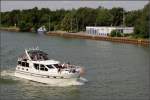 Sonntagsausflug mit der LYANE auf dem Mittellandkanal in Hhe des Abzweigs des Stichkanals Osnabrck. Im Hintergrund ist das Dienstgebude der Wachdienstgruppe Bramsche der nordrhein-westflischen Wasserschutzpolizei und ihr Boot WSP 20 zu sehen. Hier im Grenzgebiet zwischen Nordrhein-Westfalen und Niedersachsen kommt es - wie an der Oberweser - zu einer Lndergrenzen berschreitenden Zusammenarbeit. 26.07.2009