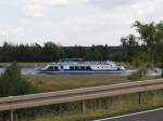 Ein Schnappschu vom Mittellandkanal bei Hohenwarthe, unter der hohen berfhrungsbrcke kam gerade das MS  Sachsen-Anhalt  der  Weien Flotte  Magdeburg. Der Kanal durchschneidet hier auf alter geplanter Trasse das Gelnde in ca. 13 m Hhe ber Straenniveau. Aber auch das ist oft eine typische Landschaft hier am Mittellandkanal, hoch eingedeichte Kanalanlagen.
Foto: 18.Aug.2009, Camera  OLYMPUS -500  mit UV-Filter 
