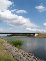 Die berfhrungsbrcke ber den Mittellandkanal bei Hohenwarthe. Eine  Himmelsbrcke  in ca. 20m Hhe. Leider fehlen die prgenden Schiffe ...
Foto: 18.Aug.2009, Camera  OLYMPUS -500  mit UV-Filter 