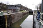 Bei der Fahrt durch den 14,5 km langen Stichkanal Osnabrck, der den Mittellandkanal mit dem Hafen von Osnabrck verbindet, sind zwei Schleusen zu passieren, die zusammen einen Hhenunterschied von 9,5 m berwinden. Hier ist die Hollager Schleuse zu sehen. Aufnahmedatum: 15.04.2006.
