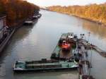 Das Schiff RETHEM, und der Pram 3986 des WSA Braunschweig, bei Arbeiten an der Hindenburgschleuse bei Andertem am Mittellandkanal. An einem schnem 03.November 2009. 