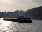 Der Frachter KLOSTERSEE bei tief stehender Dezembersonne. An der Hindenburgschleuse Anderten des Mittellandkanals. Am 09.Dezember 2009.