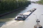 Die Fabico 1 schiebt einen Kiessfrachter auf dem Mittellandkanal am 24.04.2011 Richtung Norden.