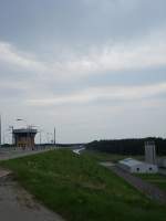 Schleuse Hohenwarthe am Wasserstraenkreuz Magdeburg: Hier wird der gut sichtbare Hhenunterschied zwischen dem dem ber die Elbe verlaufenden Stck des Mittellandkanal und dem tieferliegenden Stck berwunden, bevor dieser sich mit dem Elbe-Havel-Kanal vereint.  19.07.2007