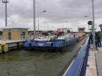 Hier fhrt gerade ein polnisches Schubschiff vom Mittellandkanal her kommend in die Sdkammer der Doppelsparschleuse Hohenwarthe ein. Diese Schleuse ist ein Teil des 2003 in Betrieb genommenen Wasserstraenkreuzes Magdeburg. ( 04.06.2006 )