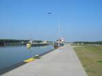 Die obere Einfahrt ( Mittellandkanal ) zur Doppelsparschleuse Hohenwarthe des Wasserstraenkreuzes Magdeburg. 