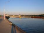 Die obere Einfahrt in die Doppelsparschleuse Hohenwarthe.
Hier endet der Mittellandkanal. Deutlich zu erkennen die zwei Kammern. 17.10.2006  17:23 Uhr