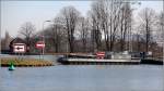 Die DP 2334 des WSA Minden versperrt die westliche Zufahrt zur alten Trogbrücke über die Weser in Minden. Die rot-weiß-rot gestreiften Binnenschifffahrtszeichen verbieten die Durchfahrt, das Pfeilzeichen weist die einzuschlagende Richtung (über die neue Brücke) an. 08.03.2015