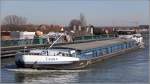 Die 1962 gebaute LAURA (ENI 04601120) passiert am 08.03.2015 die neue Weserbrücke in Minden in Richtung Westen. Sie ist 67 m lang, 7,12 m breit und hat eine Tonnage von 794 t. Gemeldet ist sie in Berlin. Frühere Namen: KATHARINA, ULRIKE.