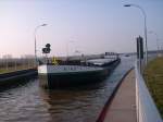 Das Motorschiff NIKE fhrt vom Mittellandkanal aus westlicher Richtung her kommend in die 
Kammer der Schleuse Rothensee ein. ( 24.02.2008  um 15:42 Uhr )