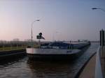 Auch das Motorschiff MEDEM aus Buxtehude kommt vom Mittellandkanal her in die Schleuse Rothensee.
( 24.02.2008  um 15:45 Uhr )