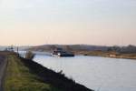 Blick auf den Mittellandkanal zu Tal Höhe Barleber See 1 am 05.12.2019. GMS Zerberus (04013780) ist auf Bergfahrt.