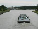 Schubboot LIAN R (04014550) schob am 24.06.2020 den GSL WIELAND I (04003800) im ELBE-HAVEL-KANAL zu Tal. Steuerbordseitig zweigt der Niegripper Verbindungskanal ab. Die im Hintergrund zu sehende Doppelschleuse Hohenwarthe gehört bereits zum MITTELLANDKANAL. 