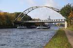 Unter der Eisenbahnbrücke bei Achmer am Mittellandkanal begegneten sich am 29.10.2020 die in Deutschland in Senden beheimatete RUTH und das in Belgien in Gent beheimatete Motorschiff BREYDEL.