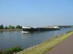 Das Frachtmotorschiff PEUTE 5 aus Hamburg auf dem Mittellandkanal bei Hohenwarthe auf der Fahrt in Richtung Westen .
Im Hintergrund die Brcke der Verbindungsstrae zwischen den Orten Hohenwarthe und Niegripp( 27.08.2008)