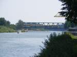 am  Mittellandkanal bei Lübbecke - auf der Brücke ist die Eurobahn zu sehen die auf den Weg nach Bielefeld ist.
Aufnahme vom 26.7.2008