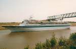 Nord-Ostsee-Kanal i Juli 92, Die SONG OF NORWAY fuhr Richtung Ostsee. Heut zutage fhrt das Schiff unter dem Namen DREAM PRINCESS im Mittelmeer, wenn diese Info nicht schon wieder veraltet ist. Die eingebaute Bar im Schornstein ist wieder entfernt worden.