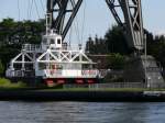 Schiffbild oder nicht - diese sogenannte Schwebefähre hat keinen Kontakt mit dem Wasser: sie hängt an Seilen unter der Eisenbahnhochbrücke und  schwebt  in ca. 4 m über den 135 m breiten Nord-Ostsee-Kanal von einem Ufer zum anderen; Rendsburg, 16.09.2009
