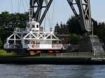 Schiffbild oder nicht - diese sogenannte Schwebefhre hat keinen Kontakt mit dem Wasser: sie hngt an Seilen unter der Eisenbahnhochbrcke und  schwebt  in ca. 4 m ber den 135 m breiten Nord-Ostsee-Kanal von einem Ufer zum anderen; Rendsburg, 16.09.2009
