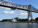 Schwebefhre Rendsburg, sie hngt an Seilen und  schwebt  in ca. 4 m ber den 135 m breiten Nord-Ostsee-Kanal. ber die Eisenbahnhochbrcke verluft die Bahnstrecke Hamburg - Flensburg; 16.09.2009
