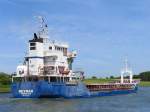 Nachschuss auf Frachtschiff REYMAR (IMO 9128336) Gibraltar, L: 90,0m, B: 14,0m gebaut 1995 bei PATTJE SCHEEPSWERF, WATERHUIZEN NETHERLANDS auf dem Nord-Ostsee-Kanal (NOK) bei Suchsdorf in Richtung